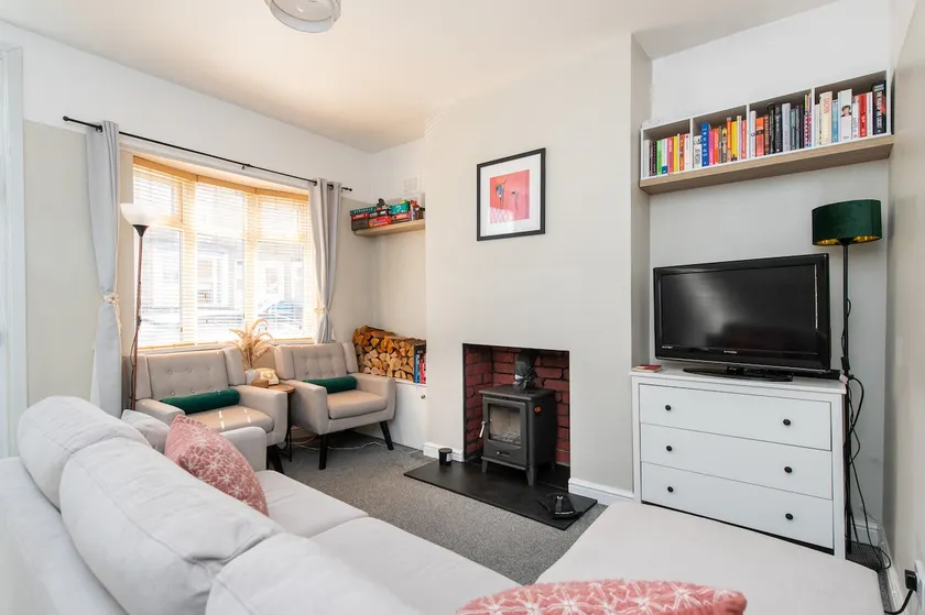 Central 2 BR Cosy House - Image 1