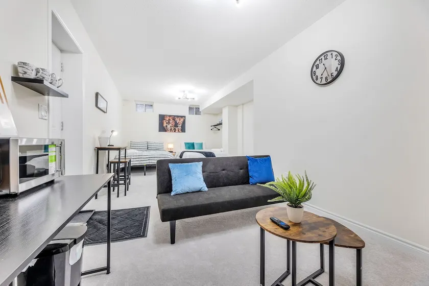 Kings Cove: Modern Studio BSMT, Parking, Mini Bar! - Image 1