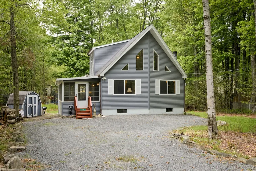 The Bear's House |Pet Friendly| Level 2 EV Charger - Image 1