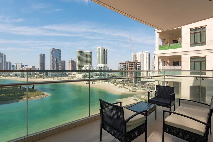 Stylish Apt with Balcony & Views - Image 1