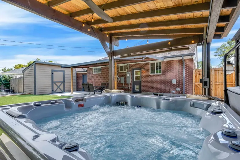 Cozy Master King suite- play room- hot tub - Image 1