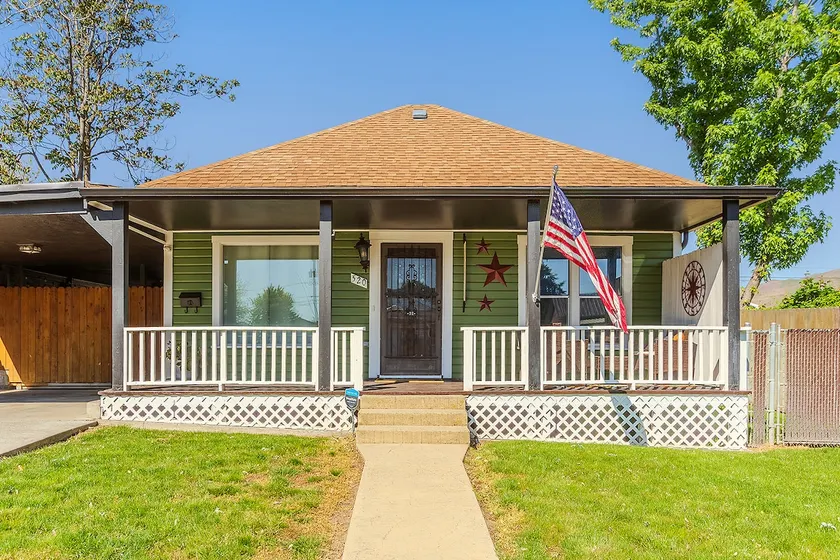 Stylish Downtown Cottage - Image 1