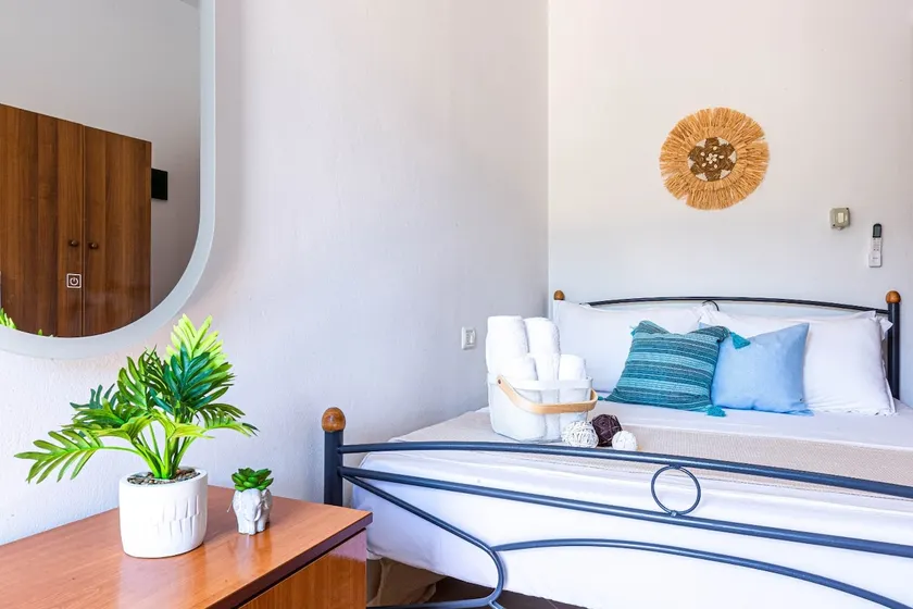 Zoe's 4 | Cozy Double Room w Parking & Balcony - Image 1