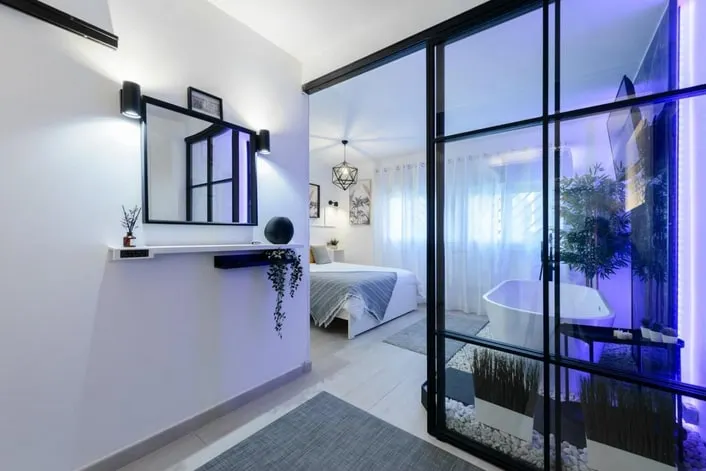 Modern and warm near downtown - Image 1