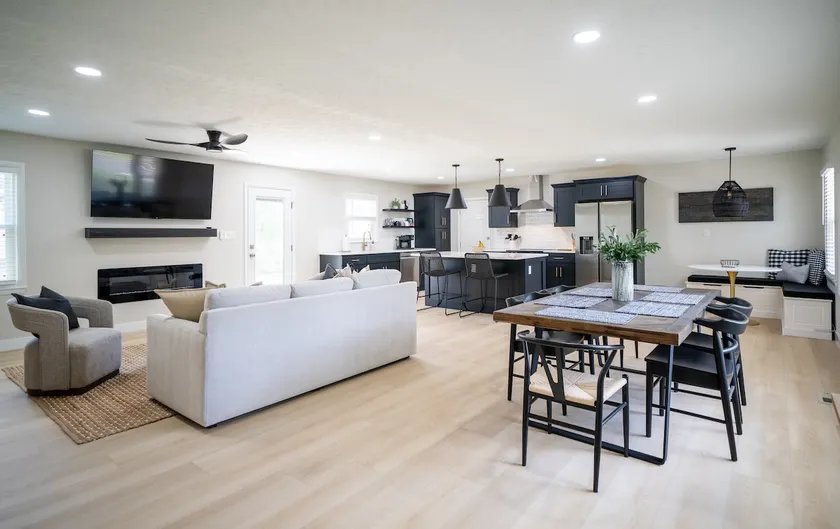 Vista Pines • Updated Modern Stay, Great Location - Image 1