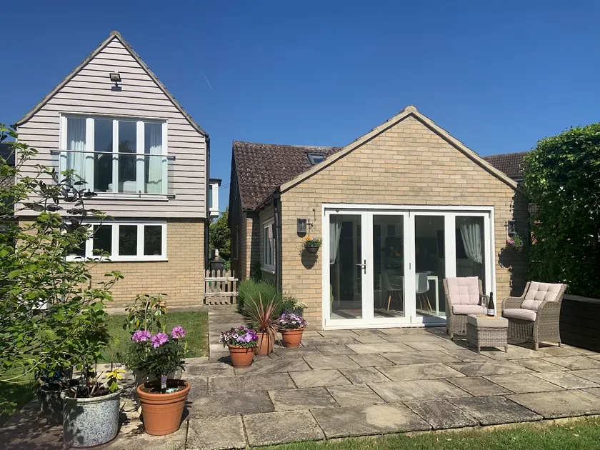 Spacious guest house in village near Cambridge - Image 1