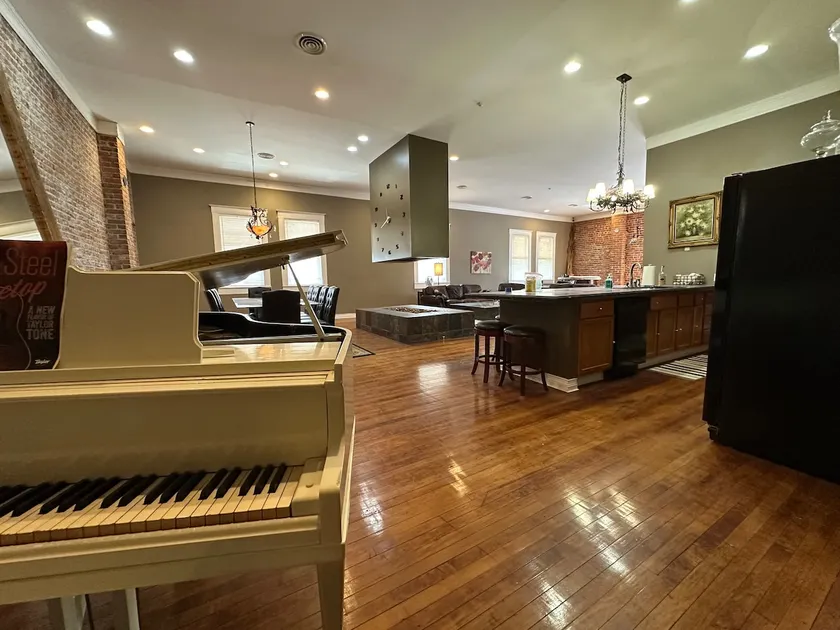 The Brick-Road Penthouse - 5BR, 4BATH, Walkable - Image 1
