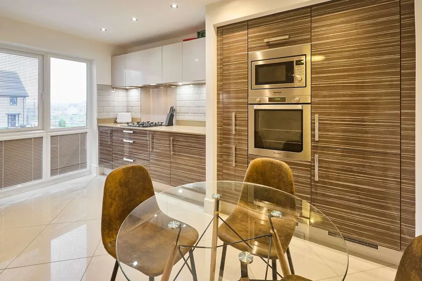 Charming 3-bedroom House in Corby With Garden View - Image 1