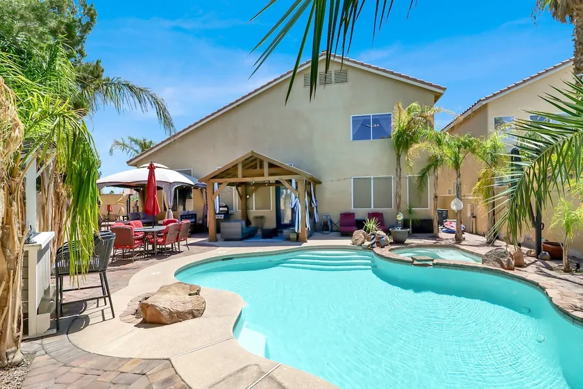 Tropical 4BR Oasis with Pool and Jacuzzi Near Strip - Image 1