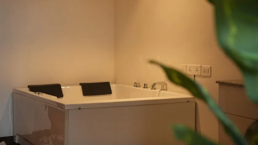 Cozy Apartment with Private Jacuzzi | Belmore Stay - Image 1