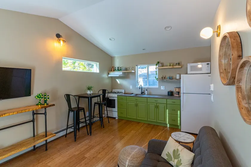 Unique small home close to dinning and breweries - Image 1