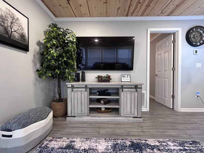 Bergland Bay Bungalow - on the trails by the lake - Image 1