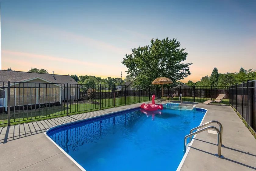 Private GEM in SC-Pool, Huge Porch, Fenced Yard - Image 1