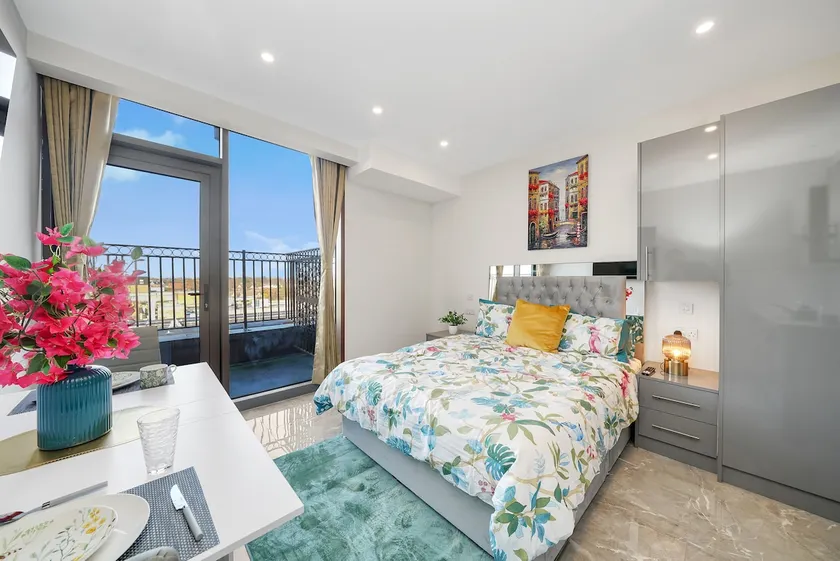 Stylish Studio w/ Private Balcony Near Ilford Stat - Image 1
