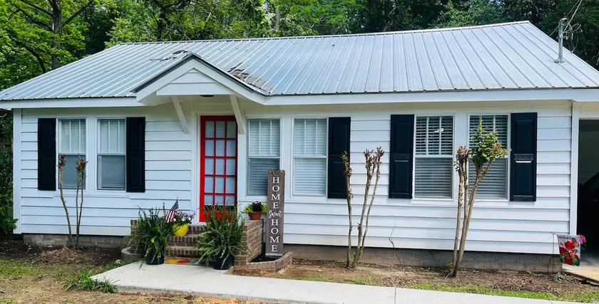 Coastal Vibes Charming Retreat - Image 1