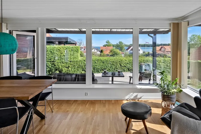 Waterfront villa - Image 1