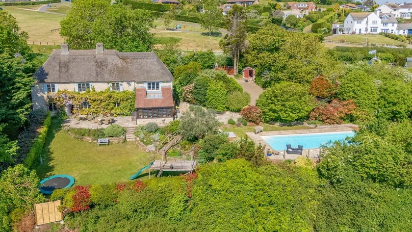 Greenhill Cottage Sea Views with Thatched Charm - Image 1