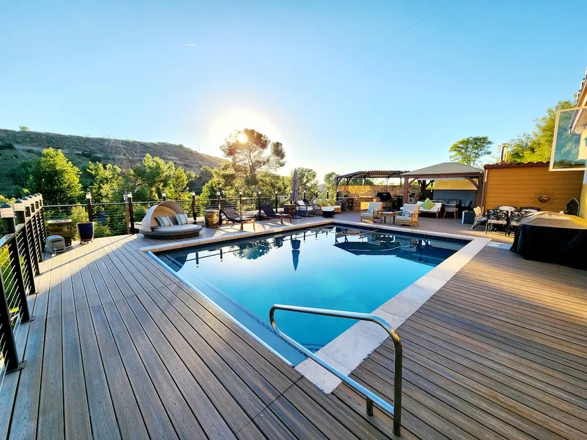 Luxury Hillside Oasis – Pool, Spa, Views Sleeps 14 - Image 1