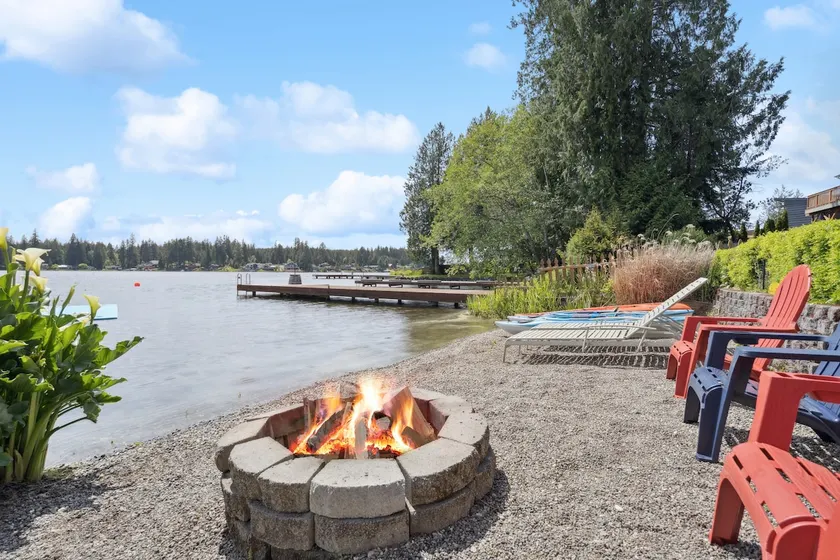 Lakeside hot tub, BBQ, dock & more! - Image 1