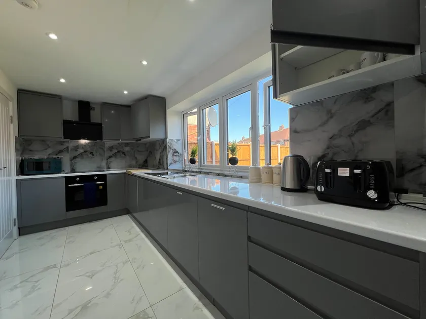 Contractors/Free Parking/3 Bed 3 showers/Garden - Image 1