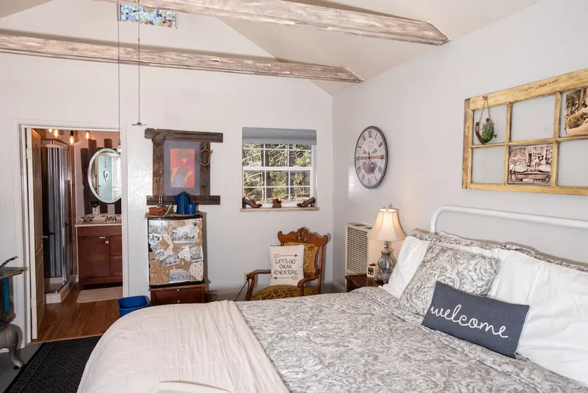 CHUCKELLI FARM's COZY COTTAGE - Image 1