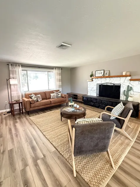 Modern High Desert Retreat - Image 1