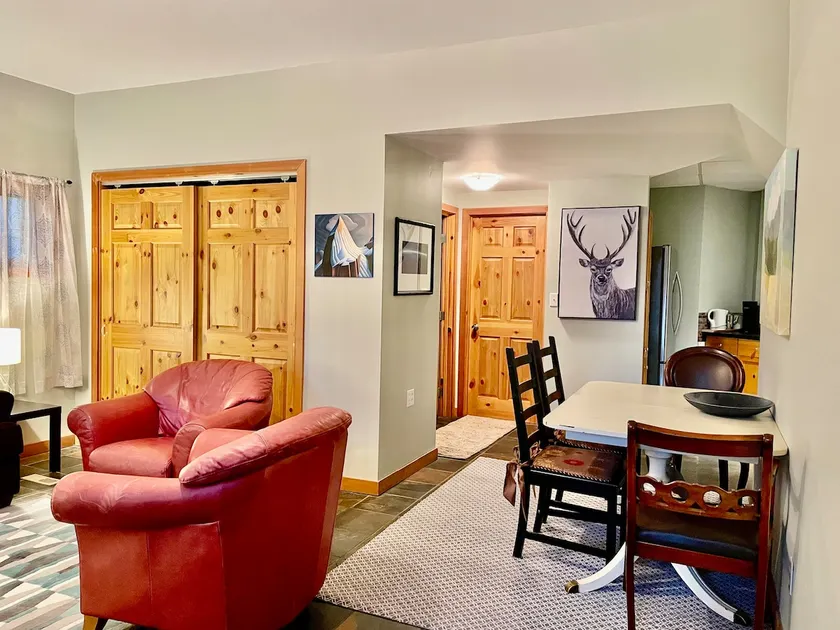 Cozy Canmore home near downtown - Image 1
