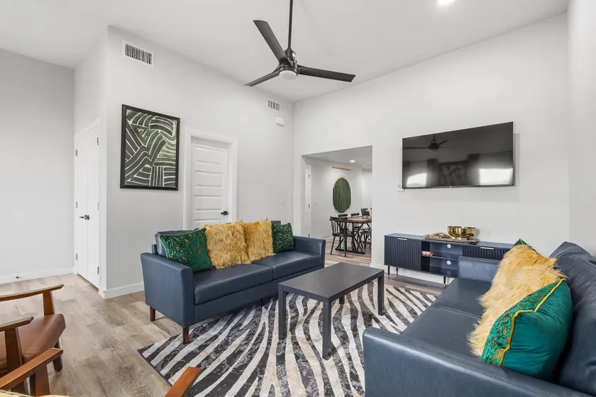 Modern Elegance Perfectly Located - Image 1