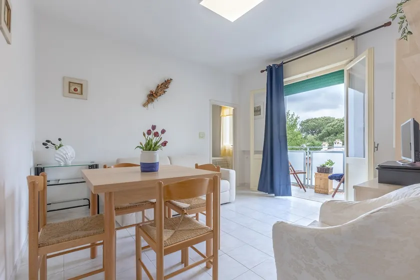 GuestHost - Lido Beach Escape with Balcony x5! - Image 1
