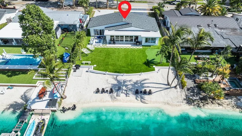 Miami Blue Lake Beach House w/Theater & Mini Golf! - Image 1