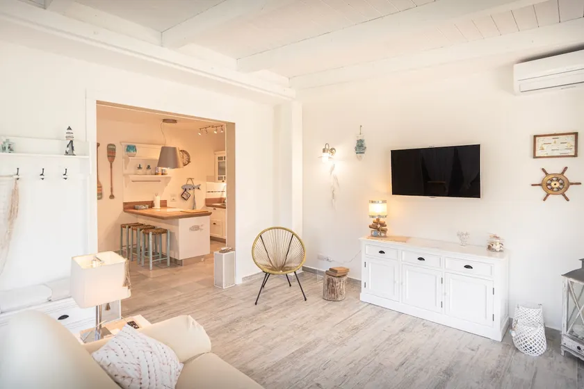Beach villa with parking - Image 1