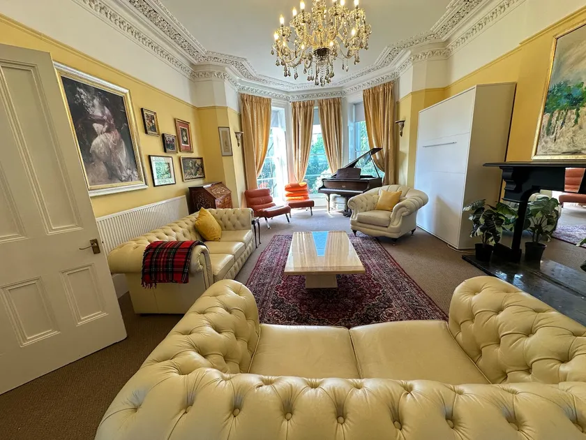 Clifton Spacious 3 Bed Apt & Parking - Simplycheckin - Image 1