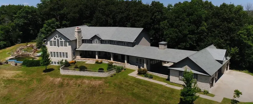 Breathtaking Estate on the Bluff - Image 1