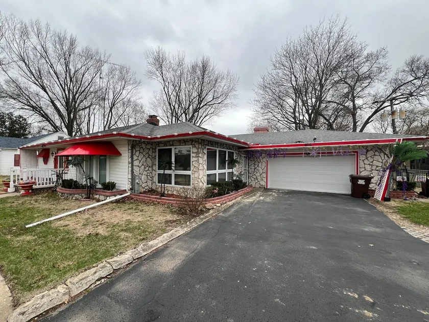 Charming pet-friendly house w/ large fenced yard - Image 1