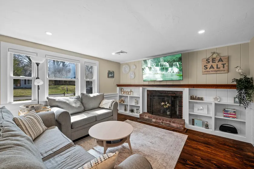 ⑥ mins WALK to the beach•Patio w/Fire Pit•AC•shops - Image 1