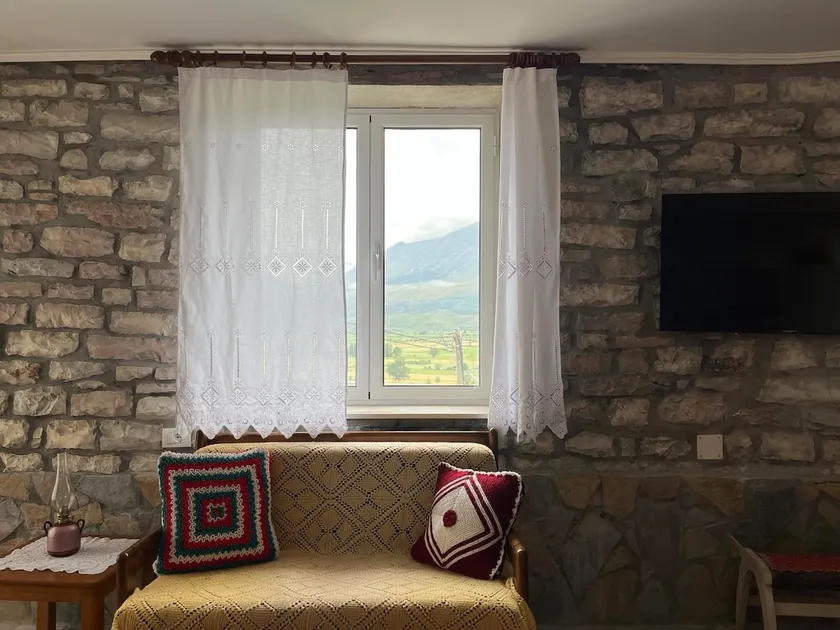 Stone House Kleopatra - Image 1
