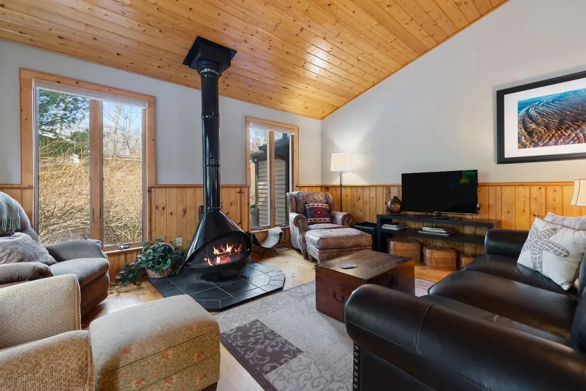 Peaceful 3Bed/2Ba, FirePit, Walk to Beach +Shops - Image 1
