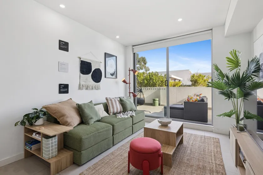 Top Floor Spacious Penthouse with 2 Free Parking - Image 1