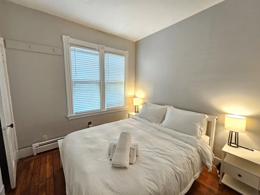 Cozy 1 Bed on Spring - Image 1