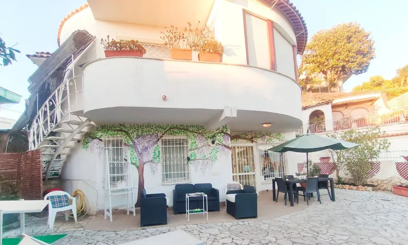 Lovely villa with terrace and outdoor shower - Image 1