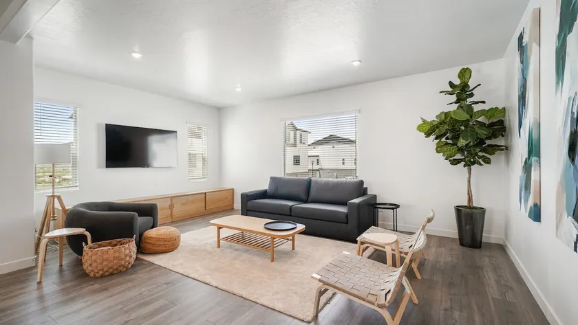 Family-Friendly 3-Story Home Sleeps 8 - Image 1