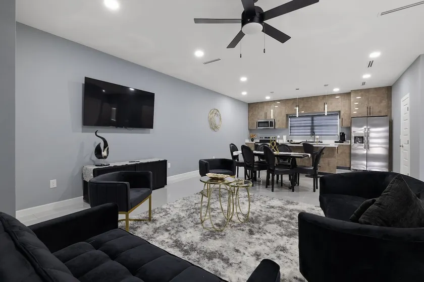 Oro Negro Townhome: Bold Design, Relaxed Comfort. - Image 1