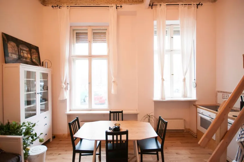 Bright Design Studio Apartment - Image 1