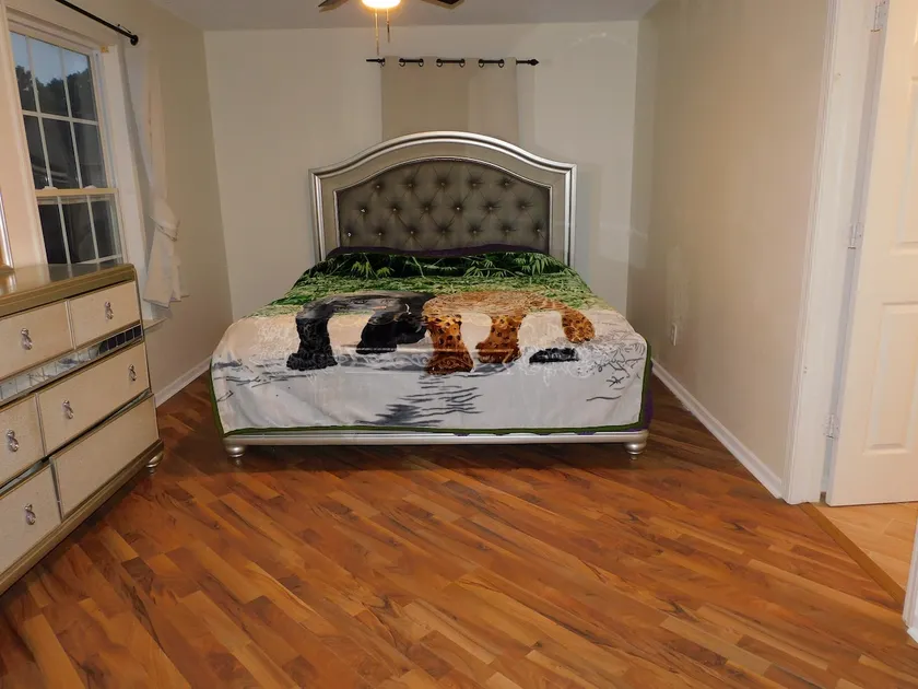 Beautiful Hard wood floor House 9 min. to Airport. - Image 1