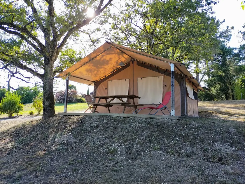 ”Lodge Aréa” tent on floor - Image 1
