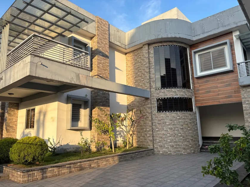 Luxurious Villa with 3 AC Bedroom & Free Parking ! - Image 1