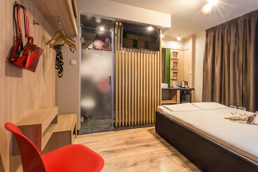 Hotel Allur - Double Bedroom -Top Central Location - Image 1
