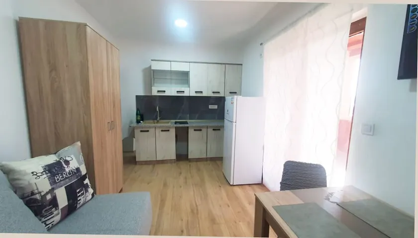 B5 Seaview sunroom, 3 double beds/sofa max 6 guest - Image 1