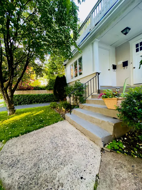 1Br Haven w/ Private Deck - Walk Downtown - Image 1