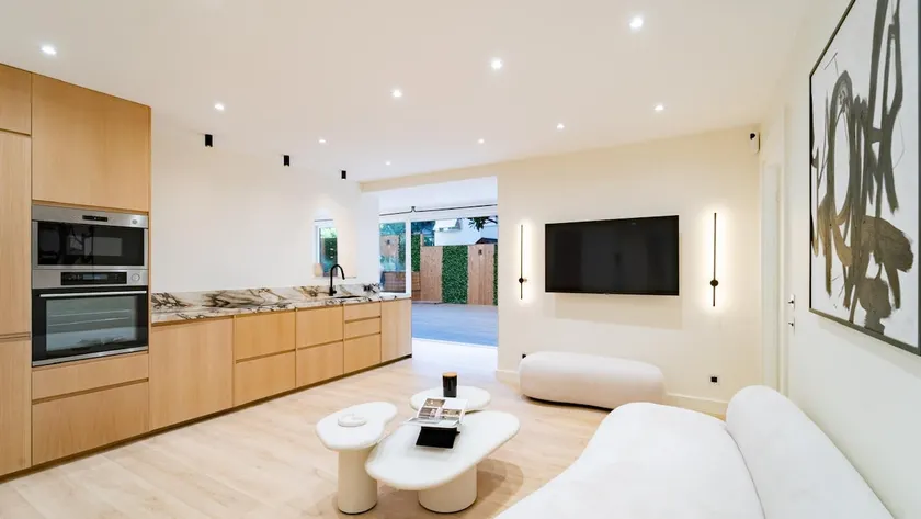 Cocoon in Cannes ***** - Image 1